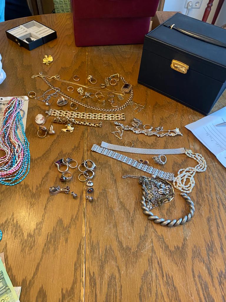 Goldschmuck kaufen wir gerne - Was Sie auf dem Dachboden finden und nicht mehr benutzen können wir an interessierte Kunden verkaufen.
